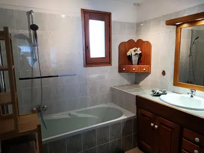 a bathroom with a bath tub and a sink at Résidence La Planchette - L'Alpin - 4 pièces dans un chalet individuel MAE-7861 in Saint-Gervais-les-Bains