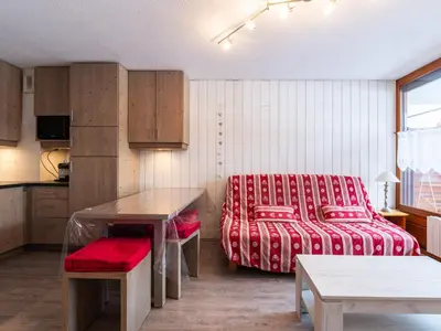 a living room with a couch and a table at Les Sitelles - 12 - Appt vue montagne - 6 pers in Morillon