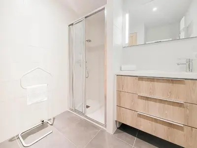 a bathroom with a shower and a sink at Le Savoy 2 - Pied des pistes - Centre in Chamonix-Mont-Blanc