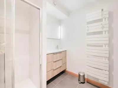 a bathroom with a shower and a sink at Le Savoy 2 - Pied des pistes - Centre in Chamonix-Mont-Blanc