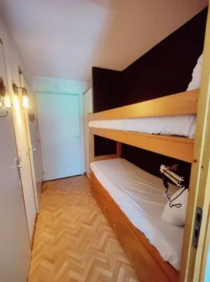 a small room with two bunk beds in it at Apartement vue Monblanc incroyable ski inout Prarion5 in Les Houches