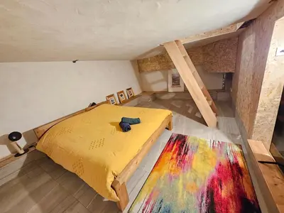 a bedroom with a bed and a colorful rug at Les Fées Mer : appart 150 m² hypercentre calme 10p in Chamonix-Mont-Blanc