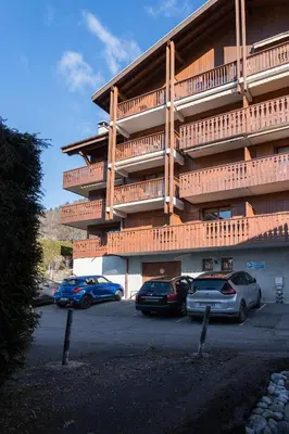 a building with cars parked in a parking lot at Ski ou Thermes? Un appt cabine avec vue magnifique in Saint-Gervais-les-Bains