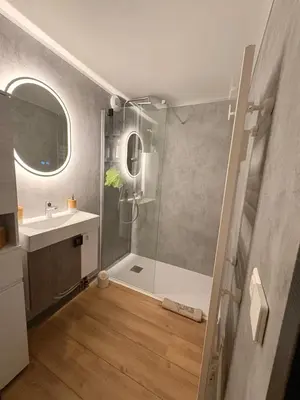 a bathroom with a shower and a sink at Ski ou Thermes? Un appt cabine avec vue magnifique in Saint-Gervais-les-Bains