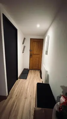 an empty room with a door and a wooden floor at Ski ou Thermes? Un appt cabine avec vue magnifique in Saint-Gervais-les-Bains