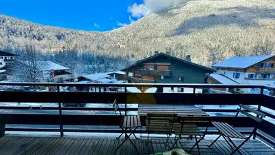 a balcony with two chairs and a snow covered mountain at Apartement vue montage magnifique 2ch 5mn piste 3 in Les Houches