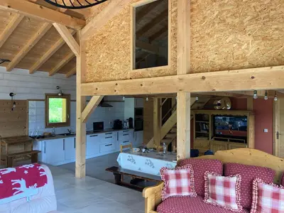a kitchen with a table and chairs in a room at Chalet 3 chambres, 11 personnes près du domaine skiable, parking gratuit, Chez Pépé à Saint-Gervais in Saint-Gervais-les-Bains