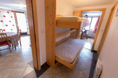 a bunk bed room with a bunk bed in a house at Particulier loue 2 appartements communicants dans chalet à Samoëns jusqu à 16 couchages in Samoëns