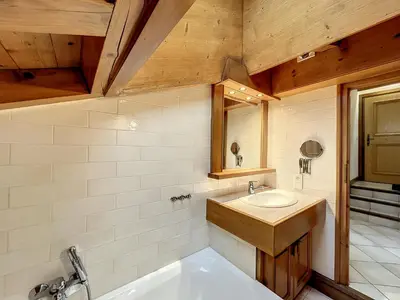 a bathroom with a sink and a bath tub at Appartement 3 pièces proche pistes à Combloux avec parking - FR-1-560-117 in Combloux