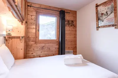 a bedroom with a bed and a window at Les Grandes Jorasses - Calme - Duplex in Les Houches