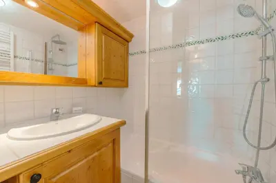 a bathroom with a sink and a shower at 3 chambres - Plan des Reines - 356 - Happy Rentals in Chamonix-Mont-Blanc