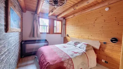 a bedroom with a bed in a wooden room at Appartement 1 chambre idéalement situé in Domancy