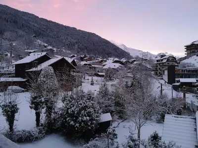 a town covered in snow with buildings and a mountain at Studio cabine 4 personnes, votre refuge montagnard in Saint-Gervais-les-Bains