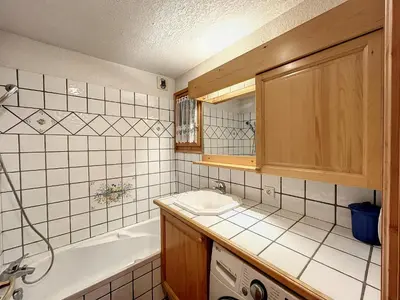 a bathroom with a tub and a sink and a bath tub at Charmant 3 pièces avec jardin, parking et proximité ski bus à 900m du village de Combloux - FR-1-560-121 in Combloux