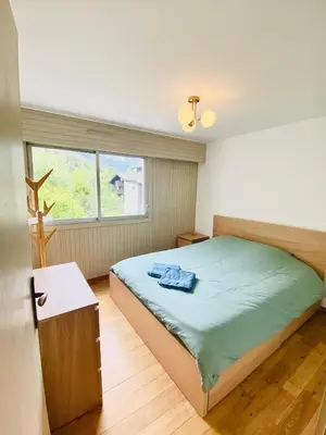 a bedroom with a bed and a window at Pied des pistes/Hyper centre/Balcon/Parking in Chamonix-Mont-Blanc