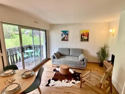 a living room with a couch and a table at Pied des pistes/Hyper centre/Balcon/Parking in Chamonix-Mont-Blanc