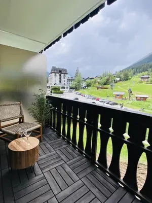 a balcony with a bench and a table and a view at Pied des pistes/Hyper centre/Balcon/Parking in Chamonix-Mont-Blanc