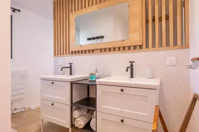 a bathroom with two sinks and a mirror at Chalet Soleil Blanc au pied des pistes in Saint-Gervais-les-Bains