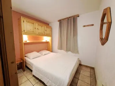 a small bedroom with a white bed and a window at Résidence Arche - maeva Home - Appartement 2 Pièces 6 Personnes - Confort MAE-3694 in Arâches-la-Frasse