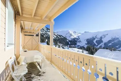 a balcony with a view of snow covered mountains at Résidence Le Château de Crans - maeva Home - Appartement 2 Pièces 6 Personnes - Prestige MAE-4253 in Flaine