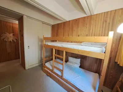 two bunk beds in a room with a hallway at Résidence Cassiopée - maeva Home - Appartement 4 pièces 6 personnes - Confort MAE-3654 in Arâches-la-Frasse
