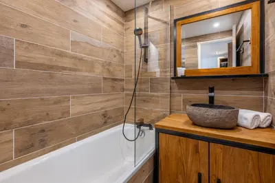 a bathroom with a sink and a mirror at Appartement 