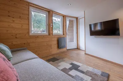 a living room with a couch and a flat screen tv at Appartement 
