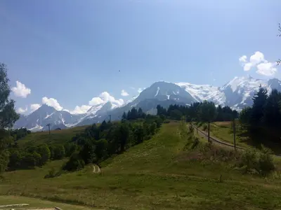 a view of a mountain range with snow covered mountains at Studio de 31m² idéalement situé aux pieds des remontées mécaniques été/hiver in Saint-Gervais-les-Bains