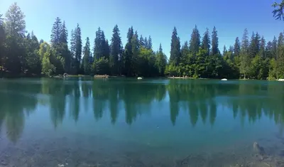 a large lake with trees in the background at Studio de 31m² idéalement situé aux pieds des remontées mécaniques été/hiver in Saint-Gervais-les-Bains
