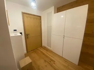 an empty room with a closet and a door at Appartement T2 de Standing Neuf 6-8 personnes avec Balcon et Jardinet au Pied des Pistes à Combloux in Combloux