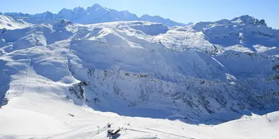 a group of people skiing down a snow covered mountain at Appart à la montagne navette et parking gratuit in Arâches-la-Frasse