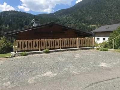 a wooden fence in front of a building at Superbe chalet 10 personnes 5 chambres Les Houches in Les Houches