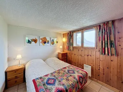 a bedroom with a bed and a window at Charmant 4 pièces avec terrasse face Mont Blanc, proche téléski, village et garage sécurisé - FR-1-560-133 in Combloux