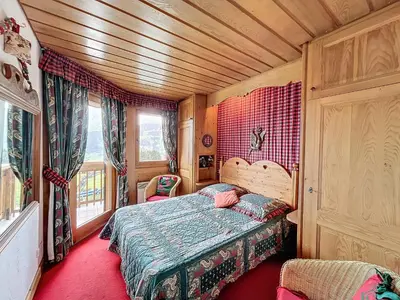 a bedroom with a bed in a room at Appartement 2 pièces avec parking, au pied des pistes - FR-1-560-134 in Combloux