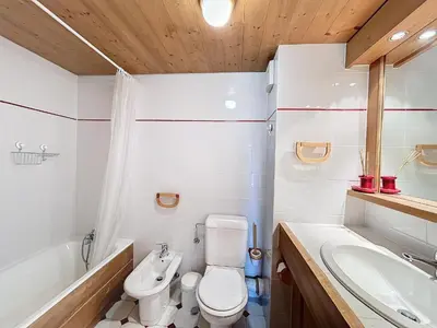 a bathroom with a toilet and a sink and a tub at Appartement 2 pièces avec parking, au pied des pistes - FR-1-560-134 in Combloux