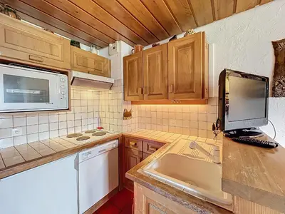 a kitchen with a sink and a microwave at Appartement 2 pièces avec parking, au pied des pistes - FR-1-560-134 in Combloux