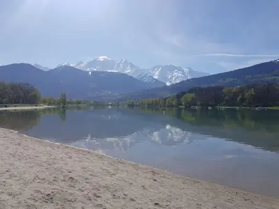 a view of a lake with mountains in the background at Appartement l'Étoile pour 1 à 4 personnes in Sallanches