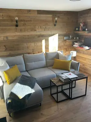 a living room with a couch and a table at Appartement à Megève in Demi-Quartier