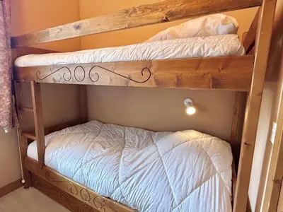 a couple of bunk beds in a room at Appartement cosy 2P+cabine, 6 couchages, proche télécabine Jaillet et centre, balcon Sud, garage privé - FR-1-597-176 in Megève