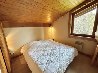 a bedroom with a bed in a room with a window at Appartement cosy 2P+cabine, 6 couchages, proche télécabine Jaillet et centre, balcon Sud, garage privé - FR-1-597-176 in Megève