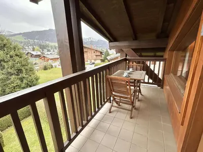 a balcony with a table and chairs on it at Appartement cosy 2P+cabine, 6 couchages, proche télécabine Jaillet et centre, balcon Sud, garage privé - FR-1-597-176 in Megève