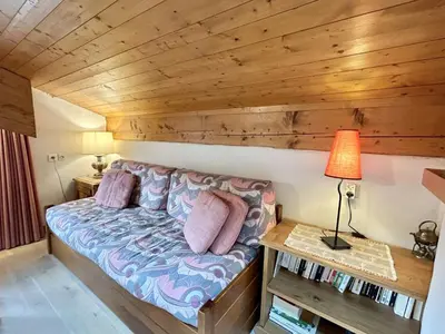 a bed in a room with a wooden ceiling at Appartement cosy 2P+cabine, 6 couchages, proche télécabine Jaillet et centre, balcon Sud, garage privé - FR-1-597-176 in Megève