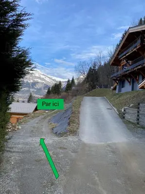 aphalt road with a green sign that reads part at Bienvenue dans notre chalet à Saint-Gervais-les-Bains in Saint-Gervais-les-Bains
