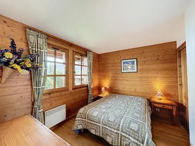 a bedroom with a bed and a window in it at Appartement 3P avec parking proche des pistes à Combloux - FR-1-560-135 in Combloux
