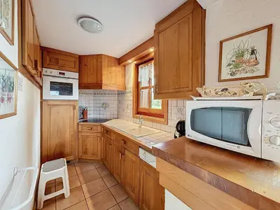 a kitchen with a microwave and a tv on a counter at Appartement 3P avec parking proche des pistes à Combloux - FR-1-560-135 in Combloux