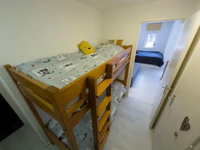 a small bedroom with a bunk bed with a yellow toy at Appartement en pied de piste dans résidence en haute Savoie in Morillon