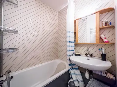 a bathroom with a sink and a bath tub at Appartement en pied de piste dans résidence en haute Savoie in Morillon