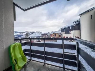 a balcony with a view of a snowy mountain at Appartement en pied de piste dans résidence en haute Savoie in Morillon