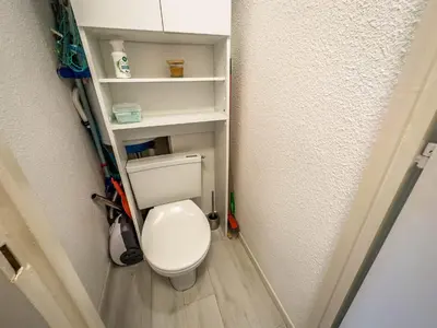 a small bathroom with a toilet in a room at Appartement en pied de piste dans résidence en haute Savoie in Morillon