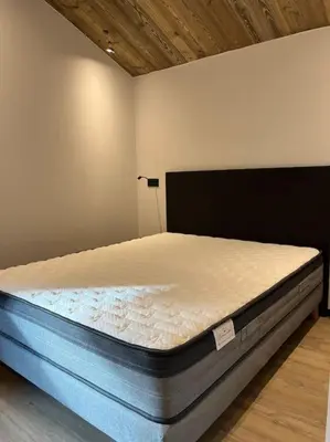a bed in a room with a mattressvisor at Appartement cosy rénové in Megève